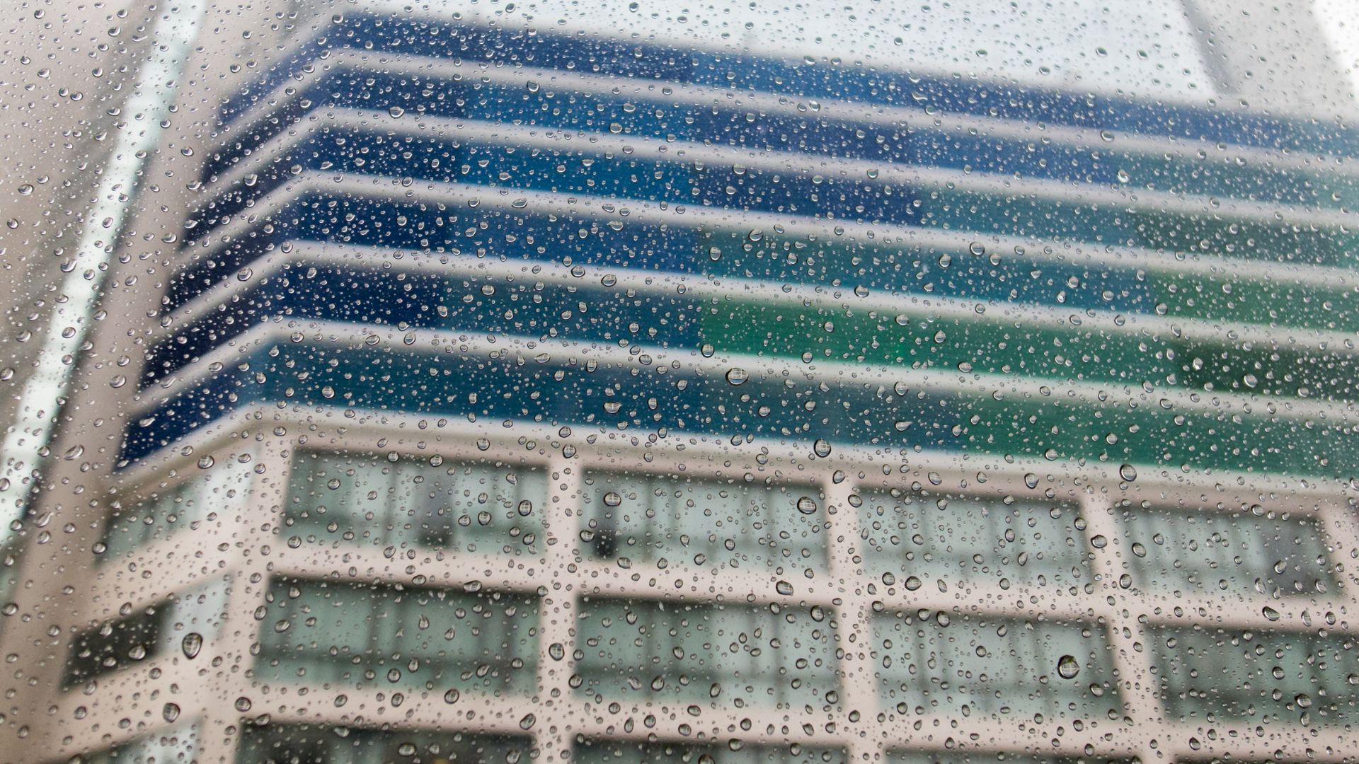 Edificio expuesto a lluvias intensas y monitoreo de salud estructural
